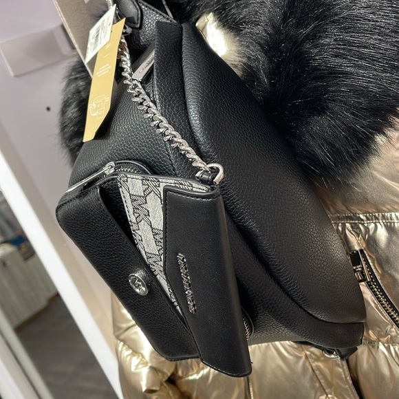 MICHAEL KORS
Maisie Large Pebbled Leather 2-in-1 Sling Pack
Black 
NWT - Picture 14 of 16